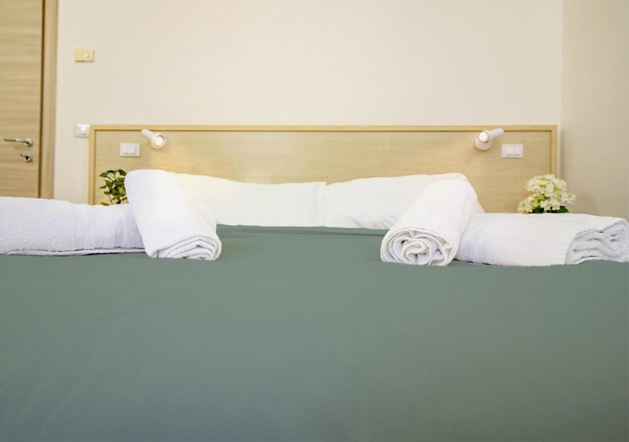 Athena Rooms - Parcheggio Privato ボローニャ エクステリア 写真